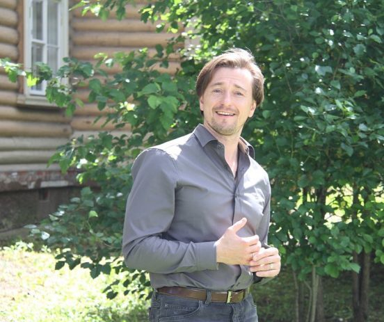 «Самоизоляция должна быть с пользой!»: Сергей Безруков осваивает профессию садовода во время карантина
