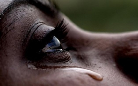 Ученые доказали способность COVID-19 передаваться через слезы