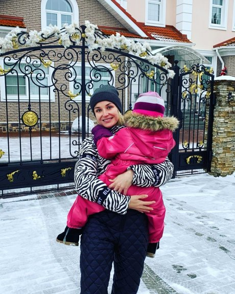 «Оделись в одном стиле»: Полина Гагарина в джинсовой куртке и пурпурных брюках погуляла с дочкой