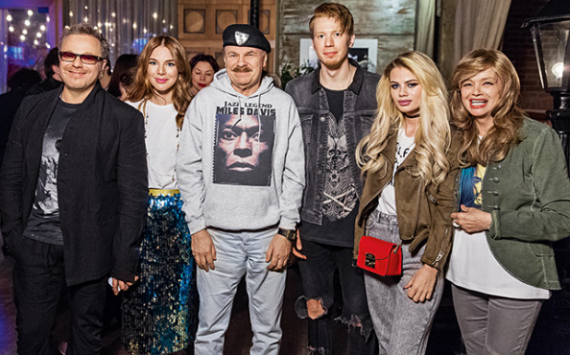 Семья Пресняковых на одном снимке: музыканты сделали редкое фото на празднике