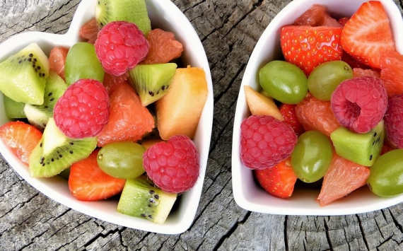 Диетологи: Съеденные перед сном фрукты могут вредить здоровью