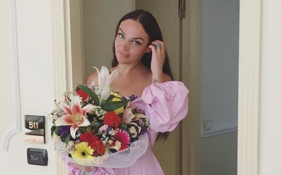 «От кого букет?»: Алена Водонаева в льняном платье с рукавами-буфами намекнула на новый роман