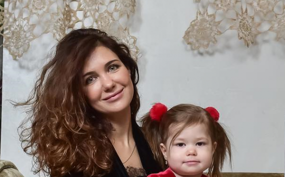 Яблоко от яблони: Екатерина Климова с дочкой Беллой на шоппинге предпочли family look
