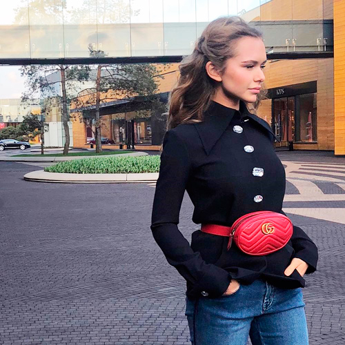 В морском стиле: 20-летняя дочка Дмитрия Маликова похвасталась необычной сумкой Chanel