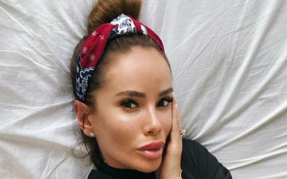 Айза Анохина сменила свои инициалы в Instagram на фамилию бывшего мужа Алексея Долматова