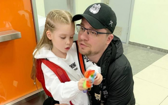 «Папкина копия»: шестилетняя дочь Гарика Харламова в модных шортах развеселила отца зажигательными танцами