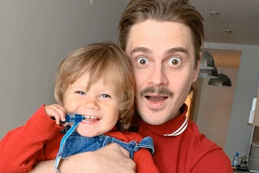 Илья Прусикин поделился видео с двухлетним сыном, на котором дарит ребенку игрушечный Porsche