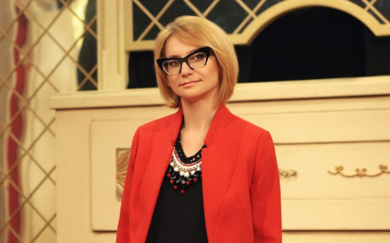 Модный эксперт Эвелина Хромченко поделилась рекомендациями по мейкапу для тех, кто носит очки