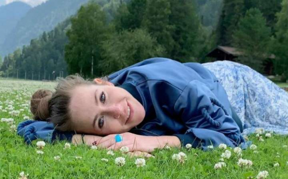 «Здесь красиво все»: Юлия Барановская в платье свободного кроя и без макияжа позировала в горах Алтая