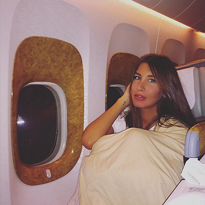 Укатила в отпуск: Кети Топурия в джинсах скинни и косухе предстала на борту частного самолета