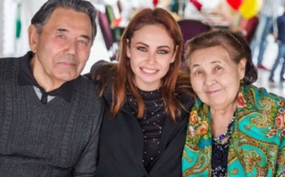 «Вы – копия бабушки»: Ляйсан Утяшева запечатлелась на редком фото с башкирскими родственниками