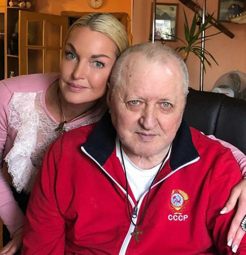 «Его стойкостью можно восхищаться!»: Анастасия Волочкова трогательно поздравила отца с днем рождения