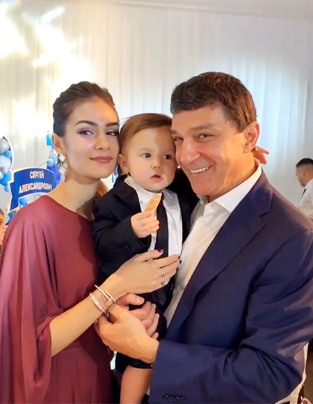 Возвращение на родину: жена Александра Овечкина запечатлела встречу подросшего сына с дедушкой в аэропорту