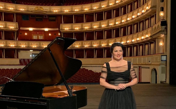 «Мы стали зрителями»: Анна Нетребко в шифоновом платье в пол посетила театр в Палермо