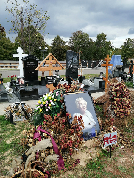 На могиле Александры Назаровой спустя год после ее смерти так и остался стоять деревянный крест