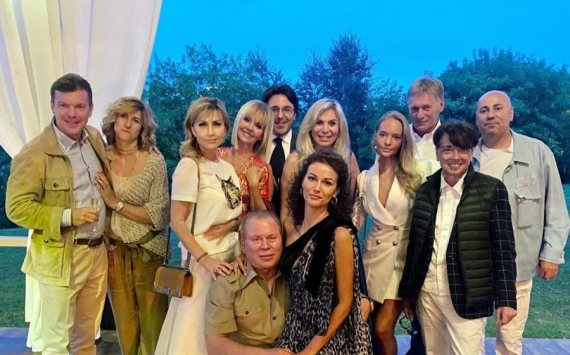 61-летняя Марина Юдашкина посетила день рождения Анатолия Кучерена в ультрамариновом платье миди