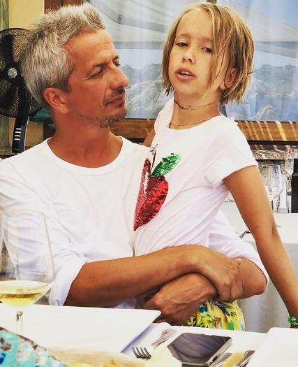 Изменилась за лето: Константин Богомолов показал подросшую дочку от Дарьи Мороз в джинсовом костюме