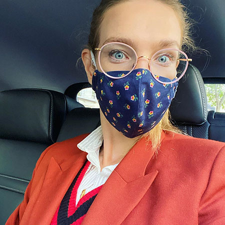 «Mask of the day»: Наталья Водянова предстала в красной защитной маске от Ульяны Сергеенко
