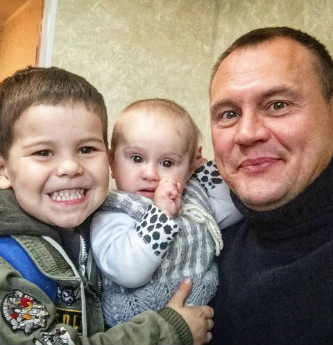 «Мои родные и любимые девочки»: Степан Меньщиков засветил лицо своей новорожденной младшей дочки