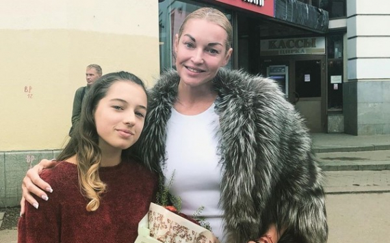 «С 15-летием я поздравила Аришу первой»: Анастасия Волочкова поделилась детскими снимками с дочкой