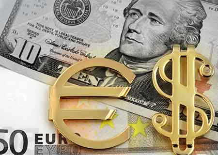 Какие изменения могут претерпеть курсы доллара и евро в октябре