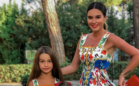 Модные сестрички: Ксения Бородина нарядила дочек в одинаковые платья
