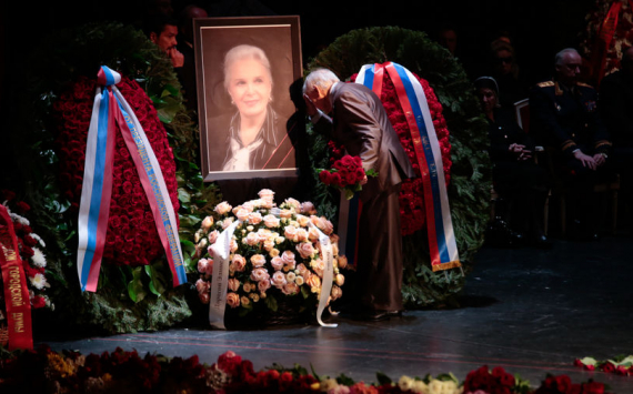 На могиле Элины Быстрицкой не могут установить памятник