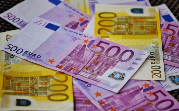 Курс евро превысил 90 рублей впервые с начала декабря