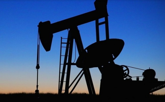 Нефть растет в надежде на восстановление спроса и снижение запасов в США