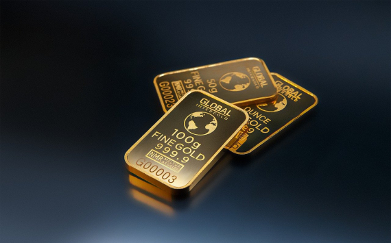 Золото достигло двухмесячного максимума по отношению к доллару