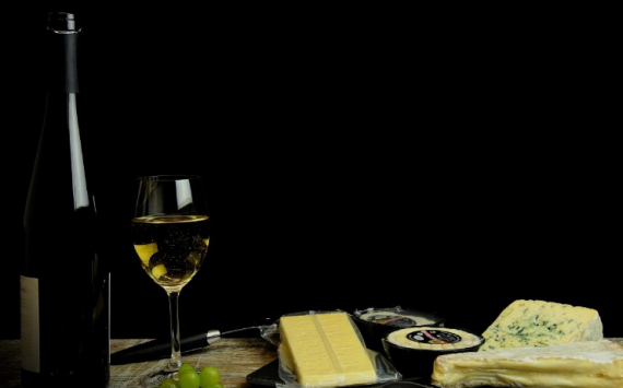 Ученые объяснили пользу красного вина и сыра для мозга