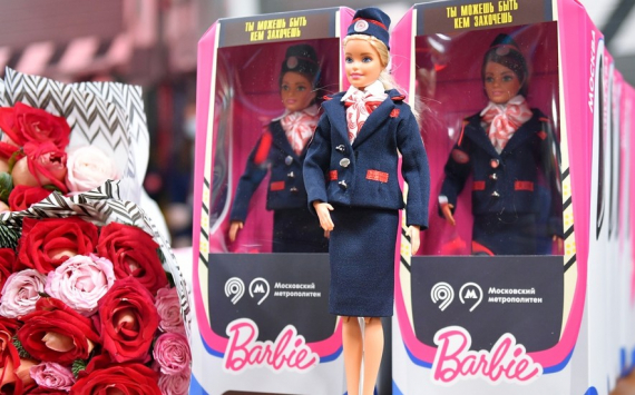 Женщины-машинисты московского метро вдохновляют создателей куклы Барби на новые игрушки