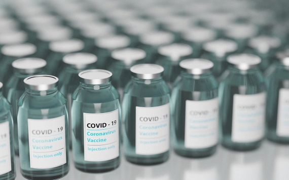 Большинство россиян по-прежнему не доверяют вакцине против коронавируса - опрос