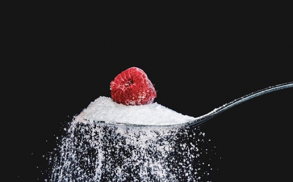 Диетологи перечислили основные признаки избытка в рационе сахара