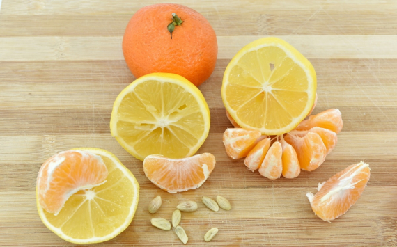 Диетологи рассказали о пользе апельсинов и лимонов