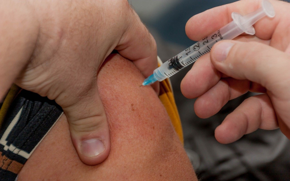 Все больше российских врачей доверяют вакцине против коронавируса - опрос
