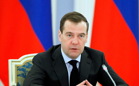 Медведев: Переход к четырехдневной рабочей неделе должен быть постепенным
