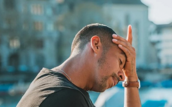 Врачи перечислили 8 основных причин головной боли по утрам