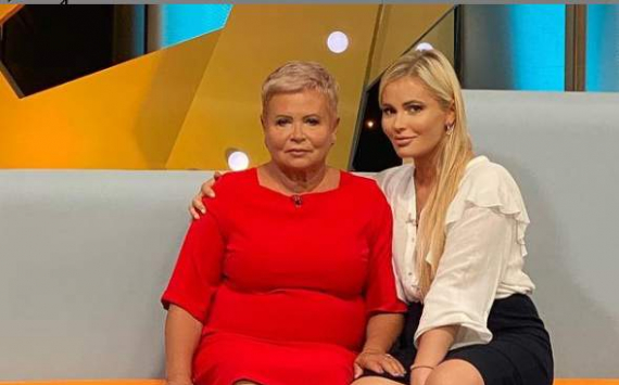Мама Даны Борисовой поделилась мнением, почему ее внучка себя режет
