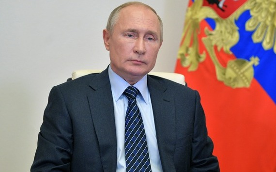 Владимир Путин поручил продолжить выплаты медикам, работающим с больными коронавирусом