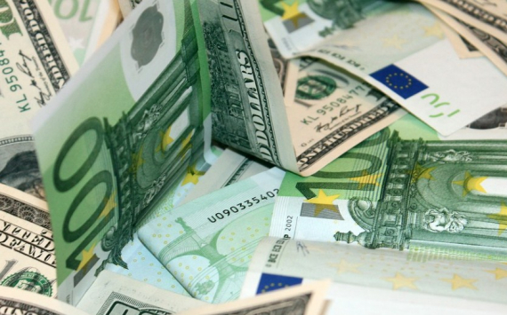 Экономист Верников посоветовал россиянам беречь оставшиеся доллары и евро