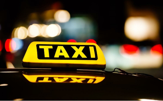Эксперт Максим Фадеев оценил влияние ограничения времени работы таксистов на рост тарифов