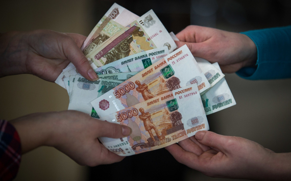 Заработная плата среднестатистического россиянина составила 53 тысячи рублей в месяц