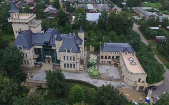 Анна Калашникова опровергла сообщения о продаже замка Галкина в деревне Грязь
