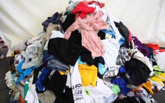 В РФ хотят запретить выбрасывать одежду в мусорные баки