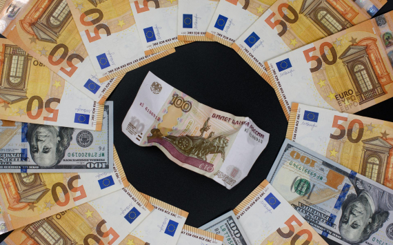 Евро на бирже поднялся до 103 рублей в первый раз с прошлого года