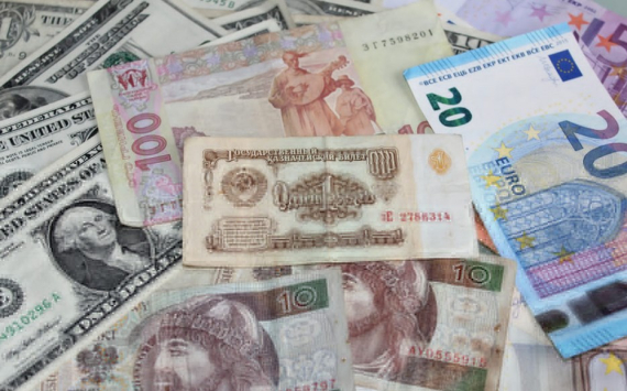 Греф призвал россиян не хранить сбережения в «твердой» валюте