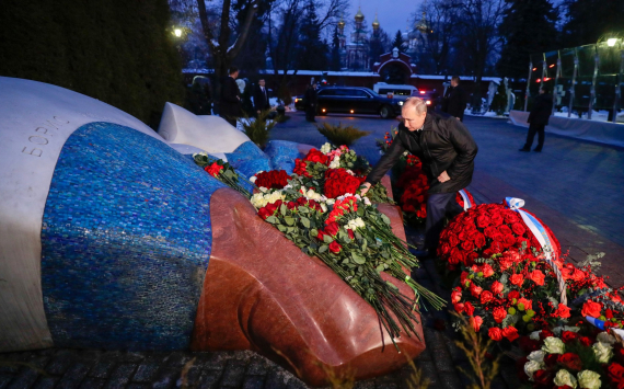 Путин и Медведев выслали цветы на могилу бывшего президента Ельцина