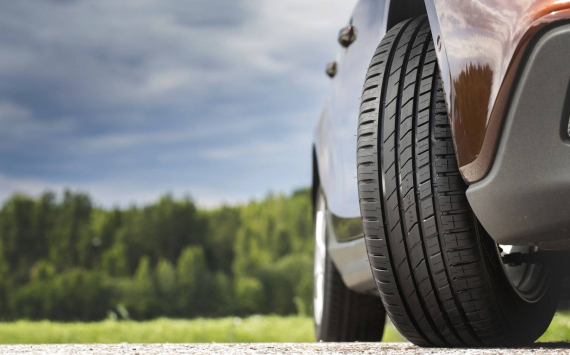 Автомобильный эксперт рассказал о способах экономии при покупке летних шин