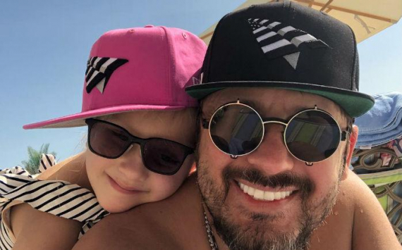 Классный папа: Стас Михайлов и его младшая дочь на отдыхе носят одинаковые бейсболки
